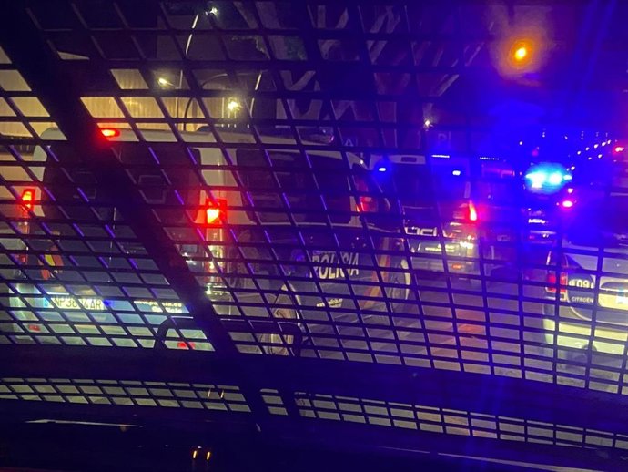 Vehículos de la Policía Nacional durante una actuación nocturna en Almería.