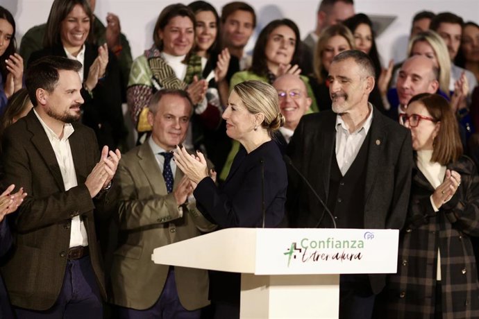 La presidenta de la Junta, María Guardiola, presenta las candidaturas a las elecciones del 21 de diciembre