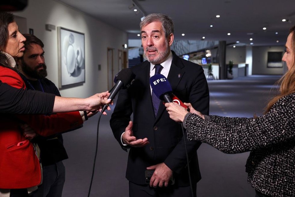 Archivo - El presidente de Canarias, Fernando Clavijo, atiende a los medios en una de sus visitas a Bruselas