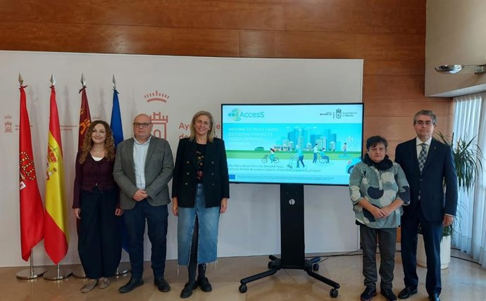 Placeros y compradores consideran "accesible" el Mercado de Verónicas pero mejorarían la iluminación o los aseos