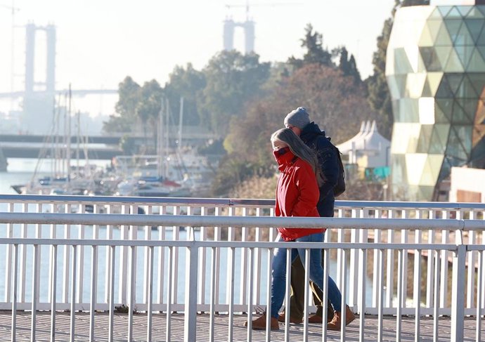 Archivo - Imagen de archivo de varias personas abrigadas para protegerse del frío. A 16 de enero de 2025, en Sevilla (Andalucía, España).
