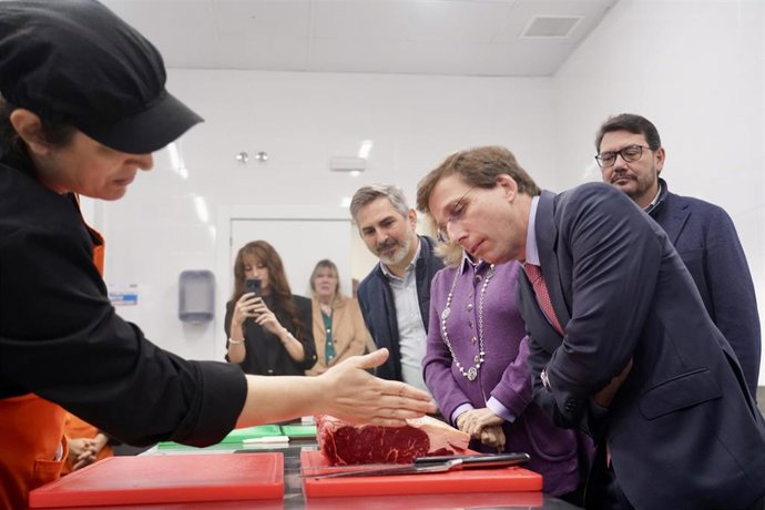 El alcalde de Madrid, José Luis Martínez-Almeida, en la Escuela de Hostelería y Alimentación