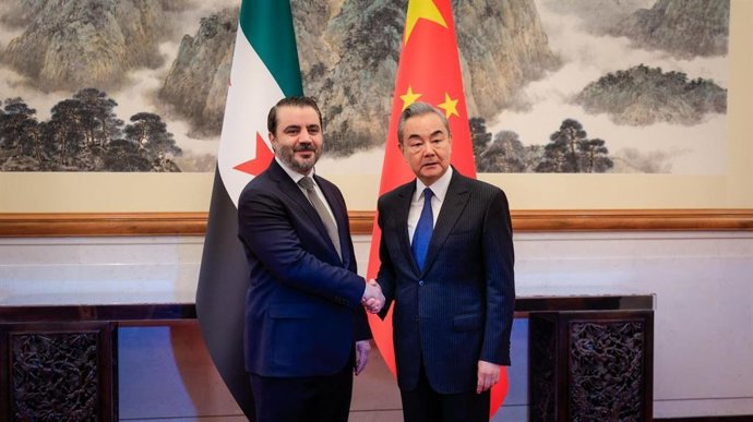 O ministro das Relações Exteriores da China, Wang Yi, com seu colega sírio, Asad al Shaibani