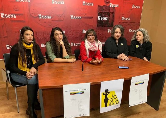 De izda a dcha, Ortega, Del Campo, Gonzalo, Gayo y Tello presentan la exposición colectiva.