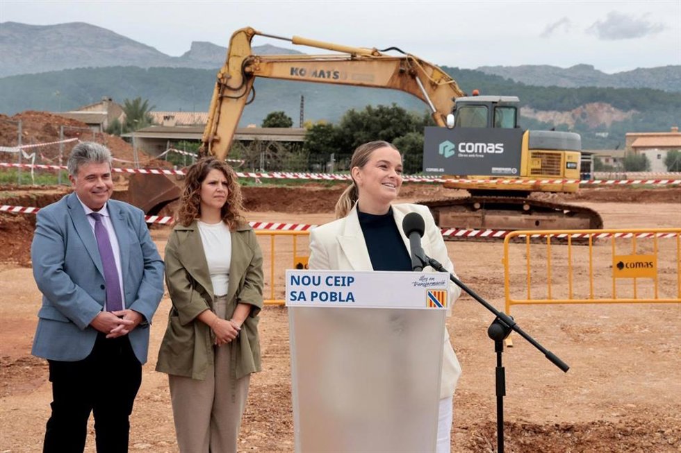 La presidenta del Govern, Marga Prohens, coloca la primera piedra del nuevo CEIP de Sa Pobla