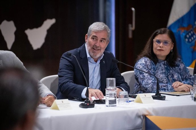 Archivo - El presidente de Canarias, Fernando Clavijo, y la presidenta de la Fecam, Mari Brito