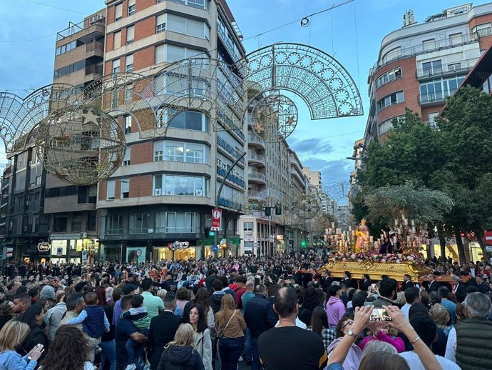 El paso de 'La Samaritana' durante su participación en la Procesión Magna