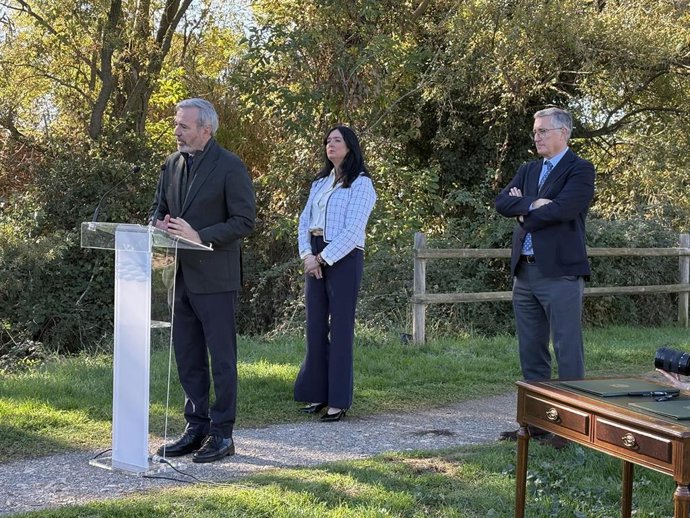 El presidente del Gobierno de Aragón, Jorge Azcón, acompañado de la alcaldesa de Huesca, Lorena Orduna, y el consejero autonómico de Medio Ambiente y Turismo, Manuel Blasco.