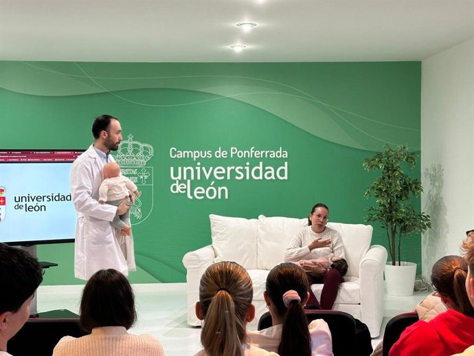Imagen de uno de los talleres de formación en lactancia materna desarrollado en el Campus de Ponferrada de la ULE.