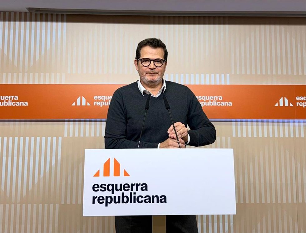 El vicesecretario de Comunicación y portavoz de ERC, Isaac Albert, en rueda de prensa.