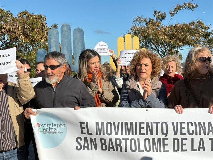 La secretaria general del PSOE de Huelva y alcaldesa de San Bartolomé de la Torre, María Eugenia Limón, junto a la vicesecretaria general del PSOE-A, María Márquez, en la concentración vecinal en el municipio onubense por la sanidad.
