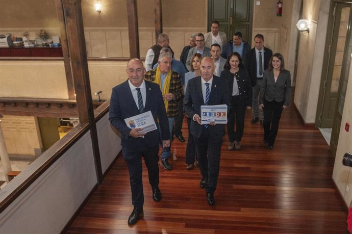 El presidente Miguel Ángel de Viocenter (izda) y el diputado de Hacienda, Óscar Moral, delante del resto de equipo de gobierno de la Diputación, se encaminan a presentar los Presupuestos 2026.