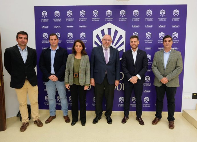 Desde izda: Los investigadores Carlos Trapero y Pedro Valverde; la vicerrectora de Innovación y Transferencia, Lourdes Arce; el rector de la UCO, Manuel Torralbo; el CEO de Agróptimun, Ángel Minaya y el director de I+D+i de la empresa, Javier Gallego.