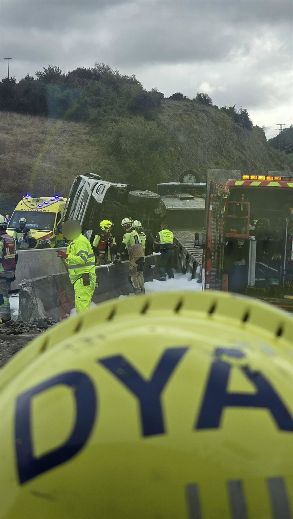 Un accidente de camión mantiene cortados los carriles izquierdos de la A-8 a la altura de Castro en ambos sentidos
