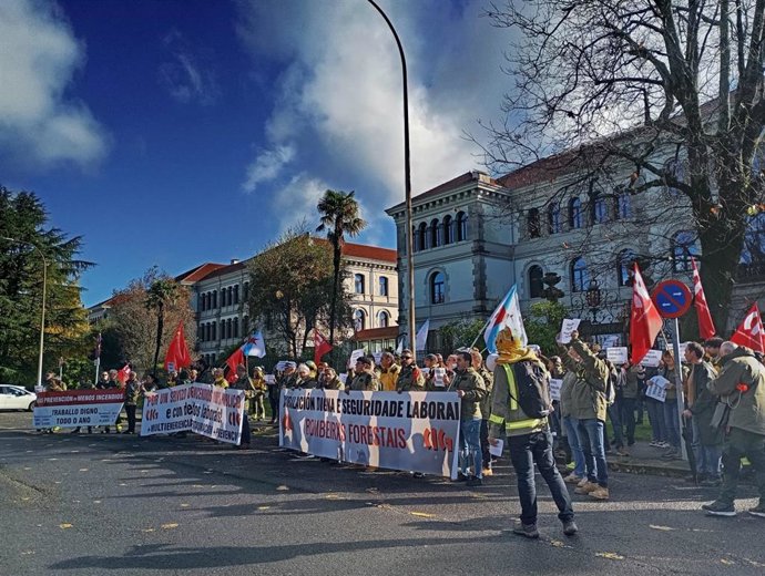 Decenas de trabajadores de prevención de incendios exigen en Santiago mejoras laborales