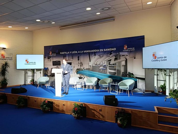 Ell presidente de la Junta, Alfonso Fernández Mañueco, durante la clausura de la I Jornada 'Castilla y León a la vanguardia de la innovación en la cirugía robótica' en Palencia.