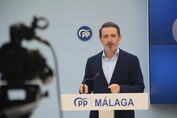 El secretario general del PP de Málaga, José Ramón Carmona, en rueda de prensa