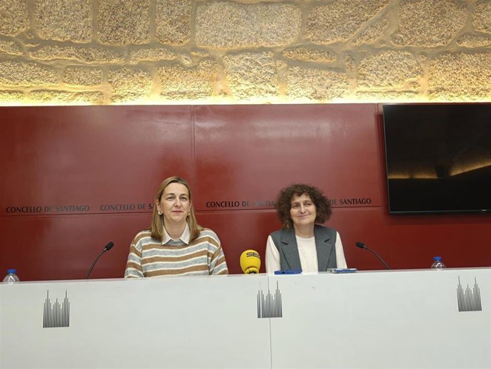 La alcaldesa de Santiago, Goretti Sanmartín, acompañada de la portavoz del Gobierno local, Míriam Louzao