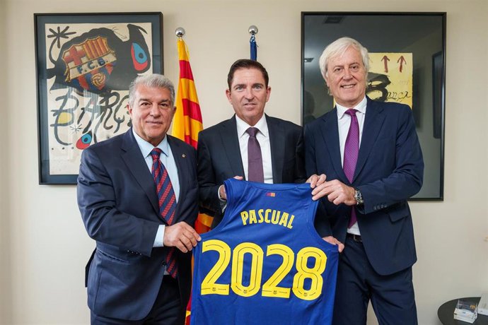 Joan Laporta, Xavi Pascual y Josep Cubells, tras la firma del nuevo técnico del Barça