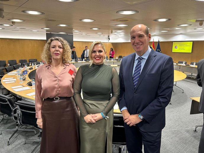 La consejera de Hacienda y Administración Pública de la Junta de Extremadura, Elena Manzano, con el equipo de la Junta que acude al Consejo de Política Fiscal y Financiera