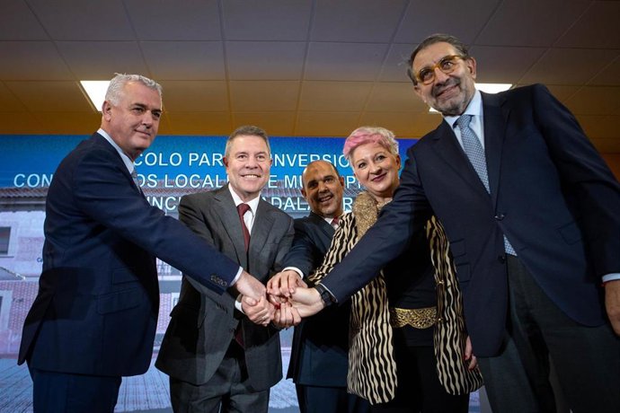 Firma del protocolo para la inversión en consultorios locales de la provincia de Guadalajara.