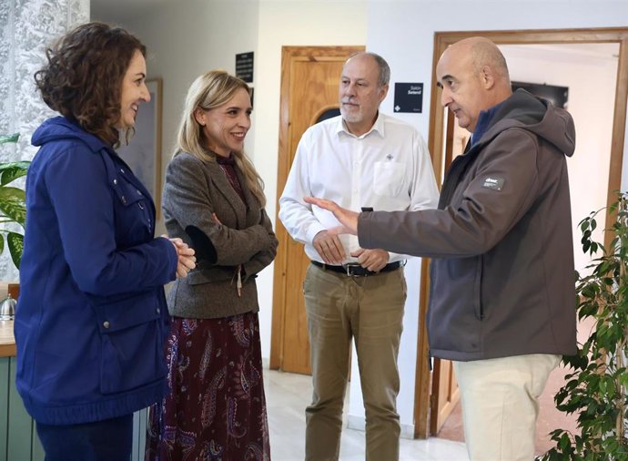 La presidenta de la Diputación de Cádiz, Almudena Martínez, realiza una visita a Setenil de las Bodegas (Cádiz)