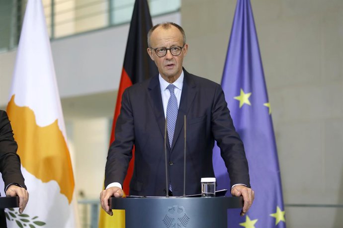 November 14, 2025, Berlin, Berlin, Deutschland: Friedrich Merz beim Empfang des Präsidenten der Republik Zypern mit militärischen Ehren zu einem gemeinsamen Gespräch mit anschlieÃendem Pressestatement im Bundeskanzleramt. Berlin, 14.11.2025