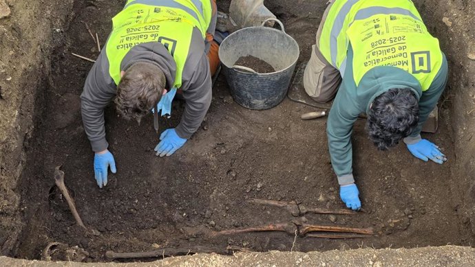 Restos hallados en una fosa en Teo de un antifranquista