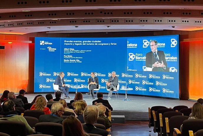 El presidente de Fira de Barcelona, Pau Relat, y el director general de Fycma - Palacio de Ferias y Congresos de Málaga, Nacho Román, durante un diálogo en el Foro Barcelona