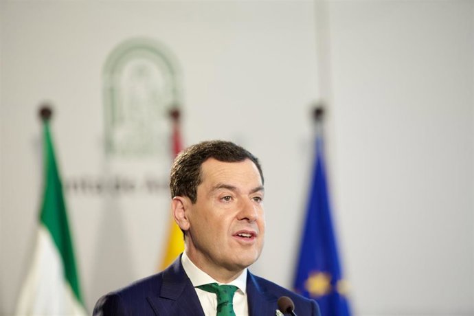El presidente de la Junta de Andalucía, Juanma Moreno, interviene en el acto de reconocimiento a los mejores expedientes de alumnos de Formación Profesional, Enseñanzas Artísticas y Bachillerato en Andalucía del curso 2024-2025. 