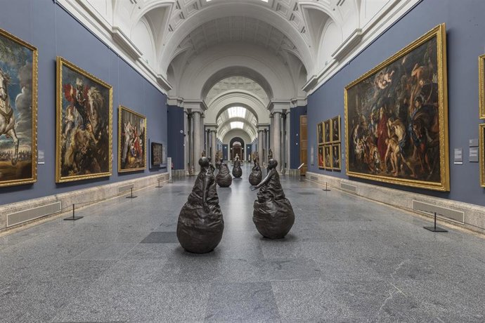 Imagen de las obras de la exposición 'Juan Muñoz. Historias de Arte' en la Galería Central del edificio Villanueva del Museo Nacional del Prado.