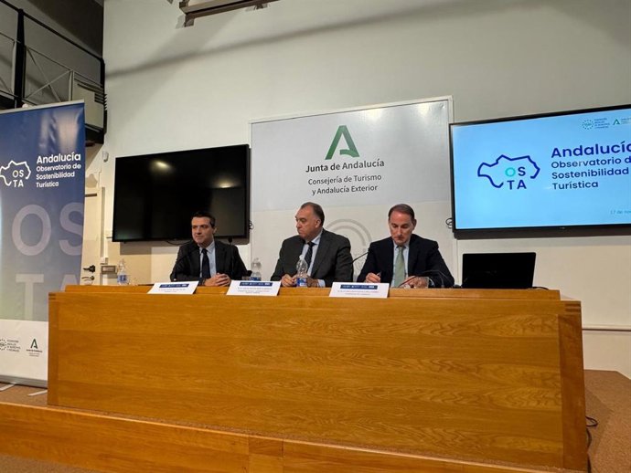 De izquierda a derecha, el presidente de la FAMP, José María Bellido; el consejero de Turismo, Arturo Bernal; y el presidente de la CEA, Javier González de Lara.