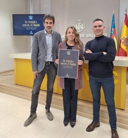 El director general de València Music City, Juan Pablo Valero (d); la concejala de Servicios Centrales Técnicos en esta ciudad, Julia Climent; y el edil de Acción Cultural, José Luis Moreno (i), en la presentación del encendido de Navidad 2025.