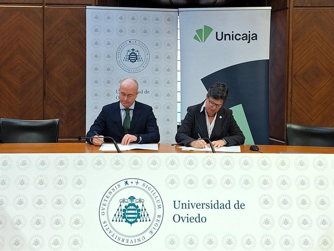 El director de Banca de Empresas Norte de Unicaja, José Marcos Fernández, y la vicerrectora de Transferencia y Relaciones con la Empresa, Susana Luque.