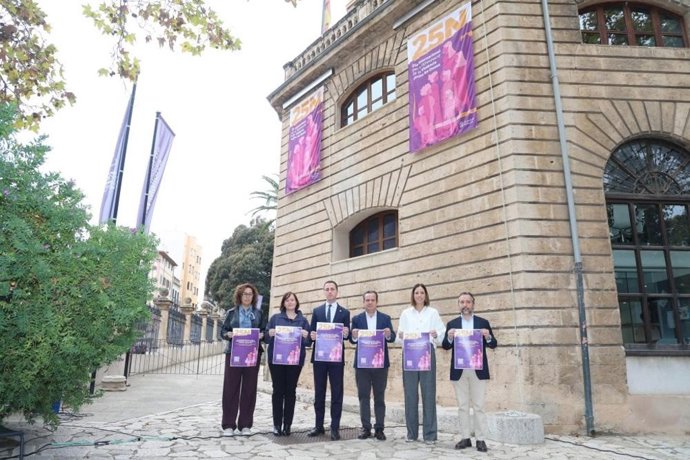El presidente del Consell de Mallorca, Llorenç Galmés, presenta la programación de la institución insular por el 25N.