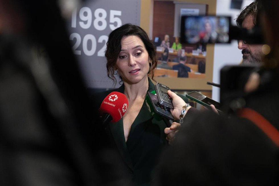 La presidenta de la Comunidad de Madrid, Isabel Díaz Ayuso, participa en el foro Melilla: un lugar para vivir e invertir, una puerta al comercio exterior, a 17 de noviembre de 2025, en Madrid (España). 