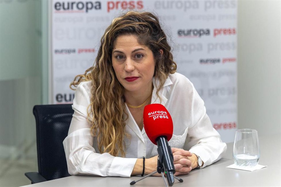 La coordinadora general de Sumar, Lara Hernández, durante una entrevista para Europa Press, a 13 de noviembre de 2025, en Madrid (España). 