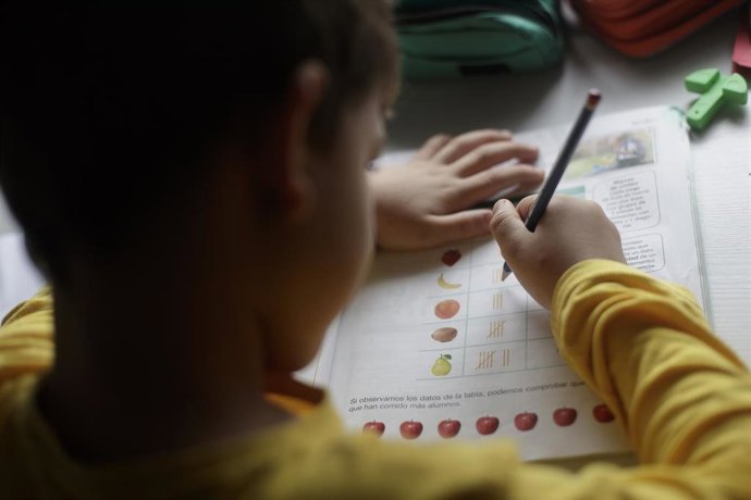 Archivo - Un niño estudia y hace los deberes. ARCHIVO. 