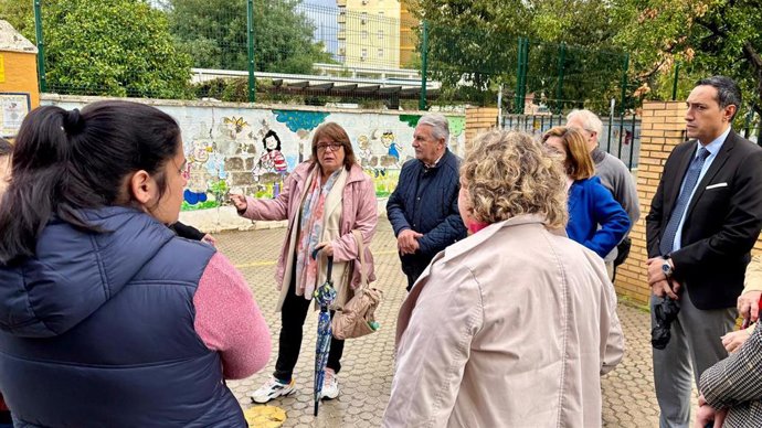 La diputada del PSOE Trinidad Argota, en una concentración ante el colegio público 'Juan XXIII' de Sevilla.