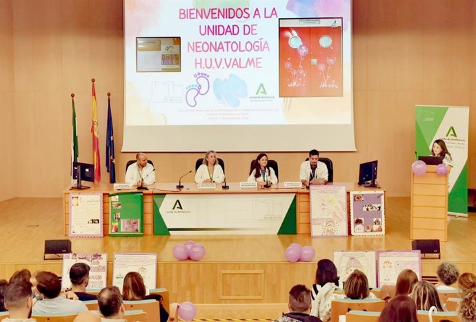 Mesa de presentación de la jornada por la directora gerente, Inmaculada Vázquez; la directora médica, Eva Patricia Torres; el director de enfermería, Joaquín Fajardo, y el jefe de Pediatría, Juan Diego Carmona.