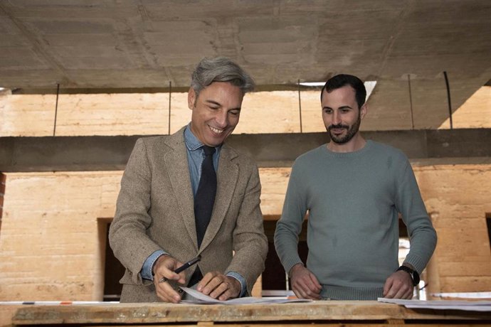 El delegado de Infraestructuras, Sostenibilidad y Agricultura de la Diputación de Córdoba, Andrés Lorite (izda.), y el alcalde de Fuente Carreteros, Alberto Ruiz.