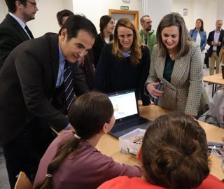 Nieto, Alguacil y Serrano conversan con alumnas del IES Luis Carrillo Sotomayor de Baena.