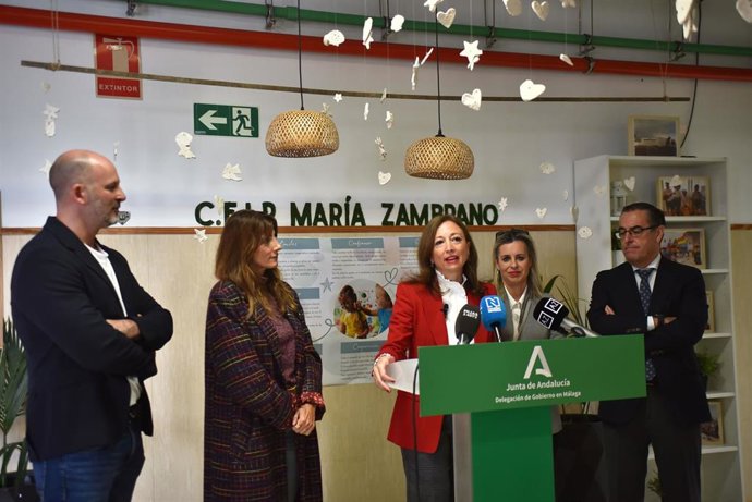 La delegada del Gobierno ha estado acompañada por el delegado territorial de Desarrollo Educativo y Formación Profesional, Miguel Briones, la alcaldesa de Mijas, Ana Carmen Mata, y los directores de dos centros de la localidad.