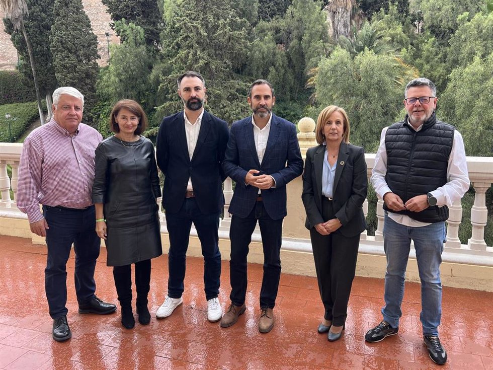 El portavoz municipal del PSOE, Danieñ Pérez, junto con ediles socialistas