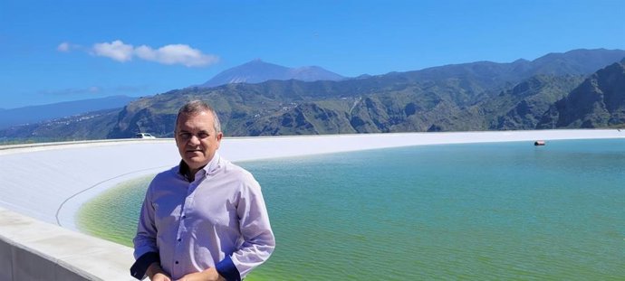 El consejero de Sector Primario del Cabildo de Tenerife, Valentín González, junto a una balsa de Balten
