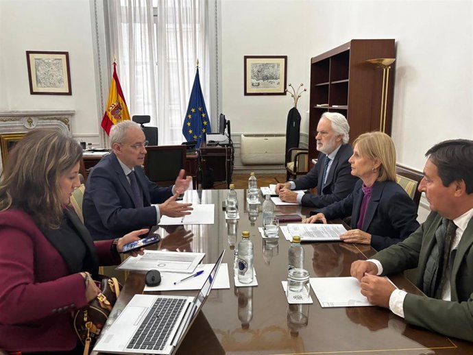 La alcaldesa de Jerez de la Frontera (Cádiz), María José García-Pelayo, en una reunión con el secretario de Estado de Hacienda, Jesús Gascón Catalán.