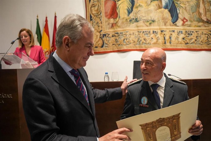 El alcalde de Sevilla, José Luis Sanz, en el homenaje a 160 empleados públicos jubilados.