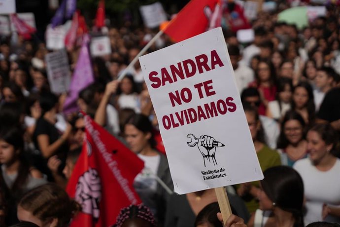 Pancartas contra el bullying en la huelga general estudiantil en solidaridad con Sandra Peña y su familia y contra el bullying y los discursos de odio. A 28 de octubre de 2025, en Sevilla, (Andalucía, España).