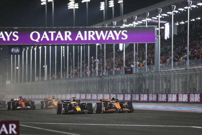 Archivo - Lando Norris (McLaren) y Max Verstappen (Red Bull) en el GP de Qatar 2024.