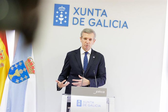 O titular do Executivo galego, Alfonso Rueda, acompañado pola conselleira de Medio Ambiente, Ángeles Vázquez, na rolda de prensa posterior á reunión do Consello da Xunta. Sala do Consello, 17/11/25.